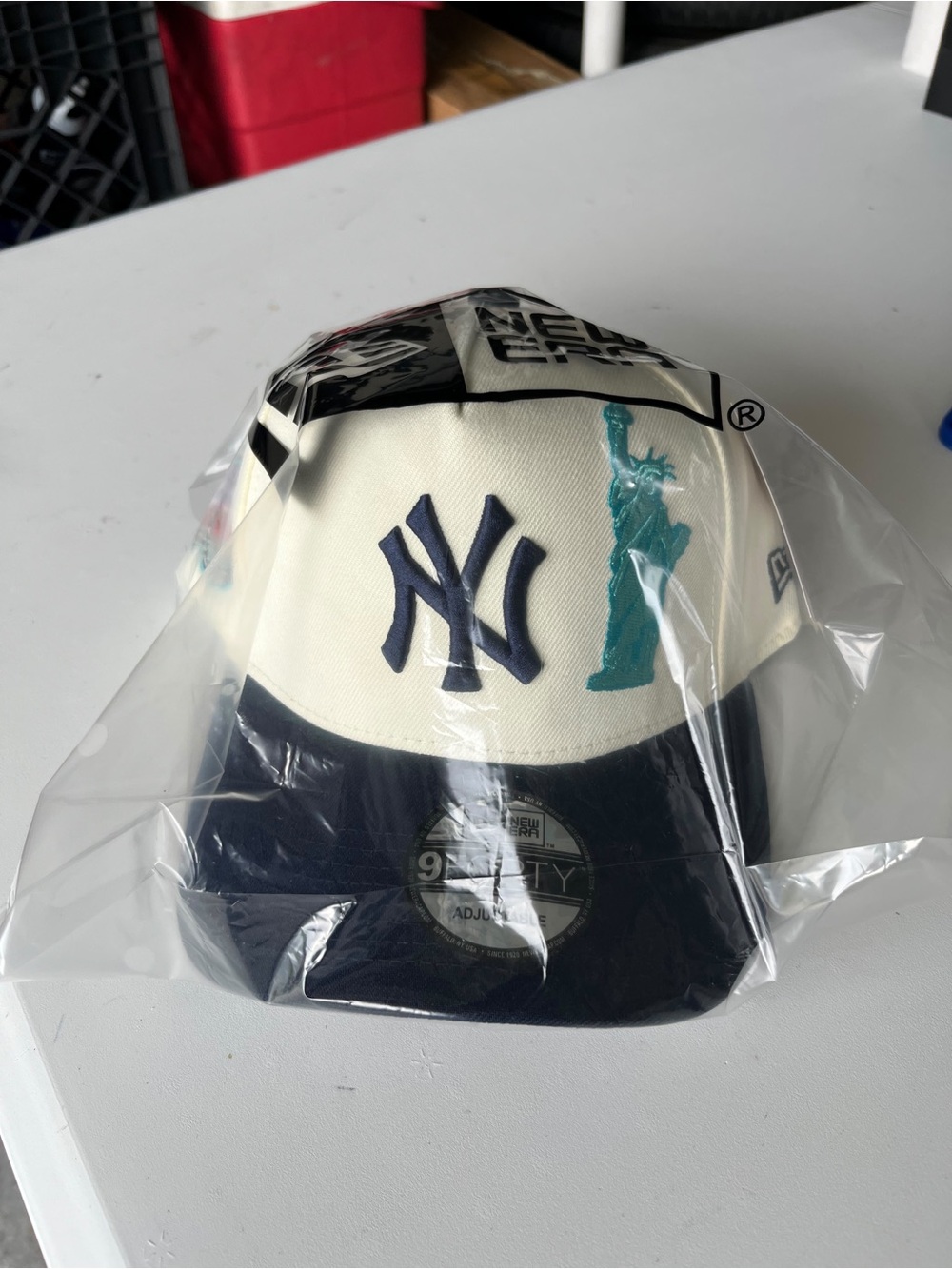 New Era Navy & Cream New York Yankees Kids Cap with Statue Graphic